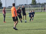 Laatste training S.K.N.W.K. JO8-1 (partijtje tegen de ouders) van maandag 2 juni 2025 (30/123)